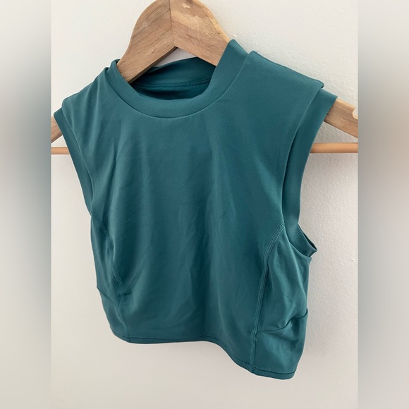 Lululemon Sleeveless Cropped Active Top in Teal - Picture 2 of 9